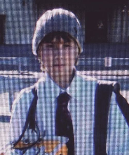 Junger Mann mit Mütze, weißem Hemd und Krawatte als Samenspender